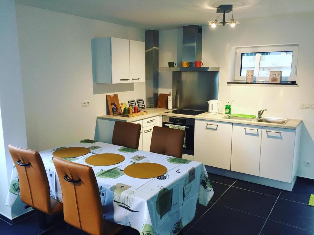 Appartement Duplex Pour 3-4 Personnes A Ciney Exterior photo
