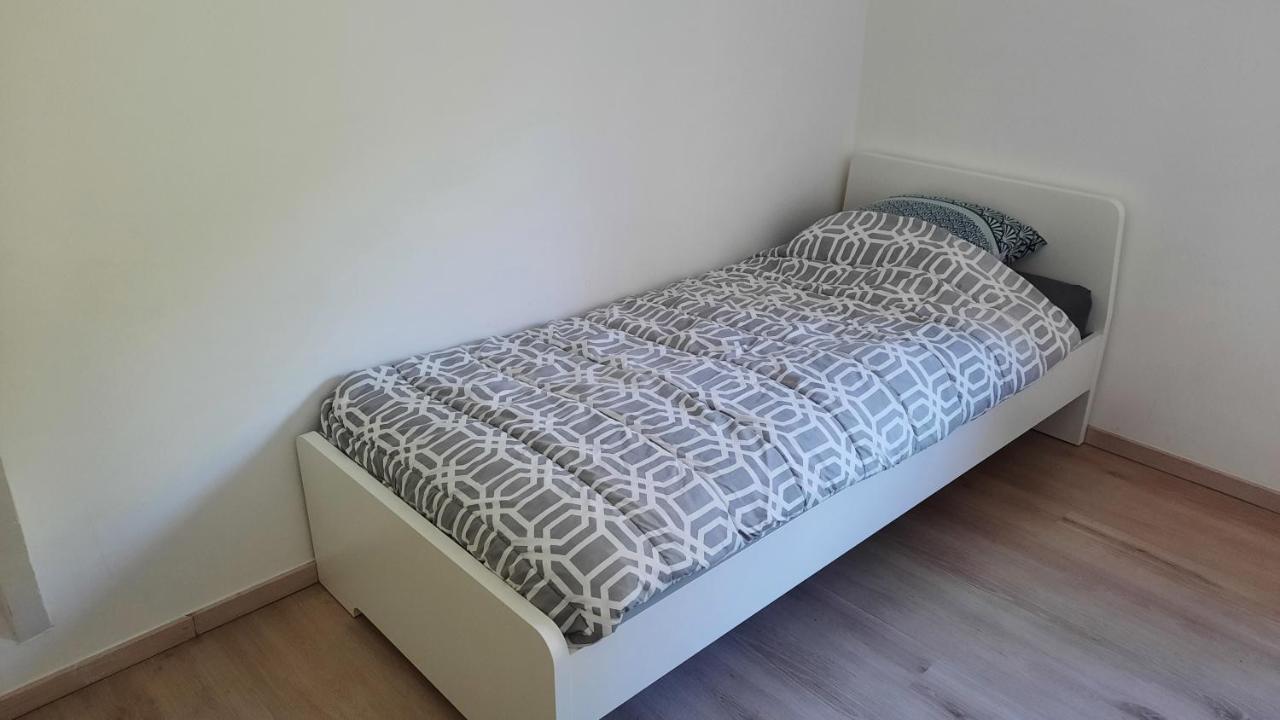 Appartement Duplex Pour 3-4 Personnes A Ciney Exterior photo