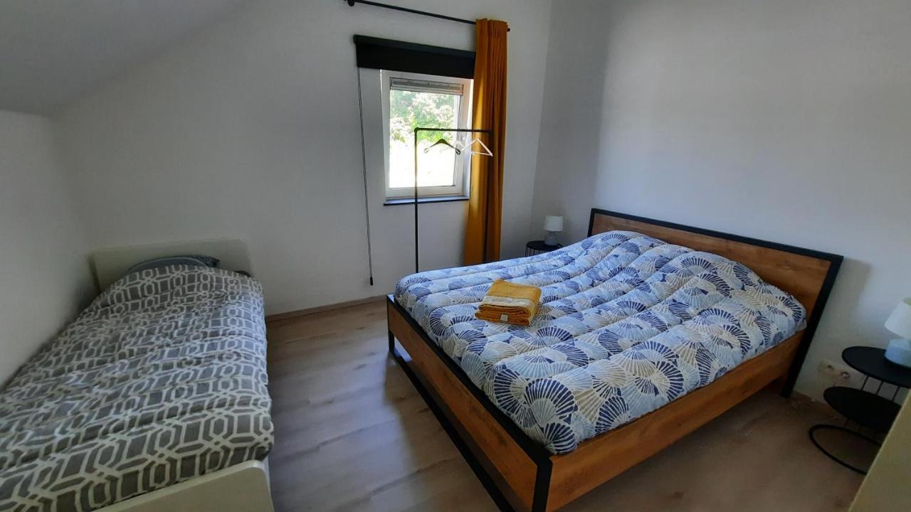 Appartement Duplex Pour 3-4 Personnes A Ciney Exterior photo